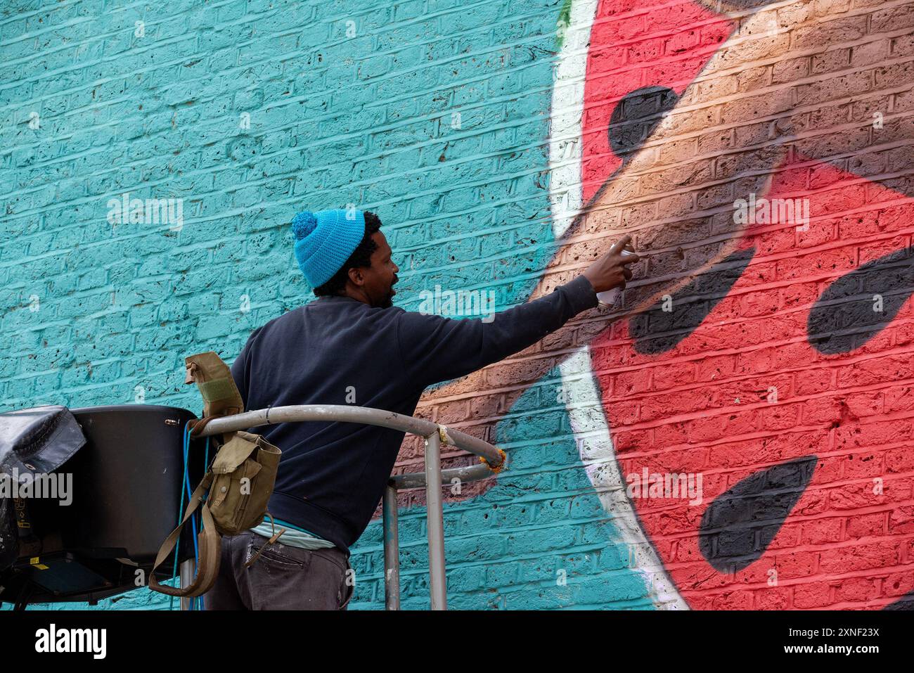 Breeze Yoko lavora sul suo nuovo pezzo che deve essere terminato prima che il Soul Festival inizi venerdì 2 agosto a Margate. Rise Up Residency (organizzazione locale con sede a Margate) e Breeze Yoko hanno collaborato per realizzare nuovi murales sul muro del Margate Lido per il Margate Soul Festival. Breeze Yoko è un artista multidisciplinare e curatore sudafricano di fama mondiale che ha partecipato a progetti urbani in tutto il mondo come Senegal, Mozambico, Botswana, Sudafrica, Germania, Francia, Svezia, Regno Unito e molti altri luoghi. (Foto di Krisztian Elek/SOPA Images/Sipa USA) Foto Stock