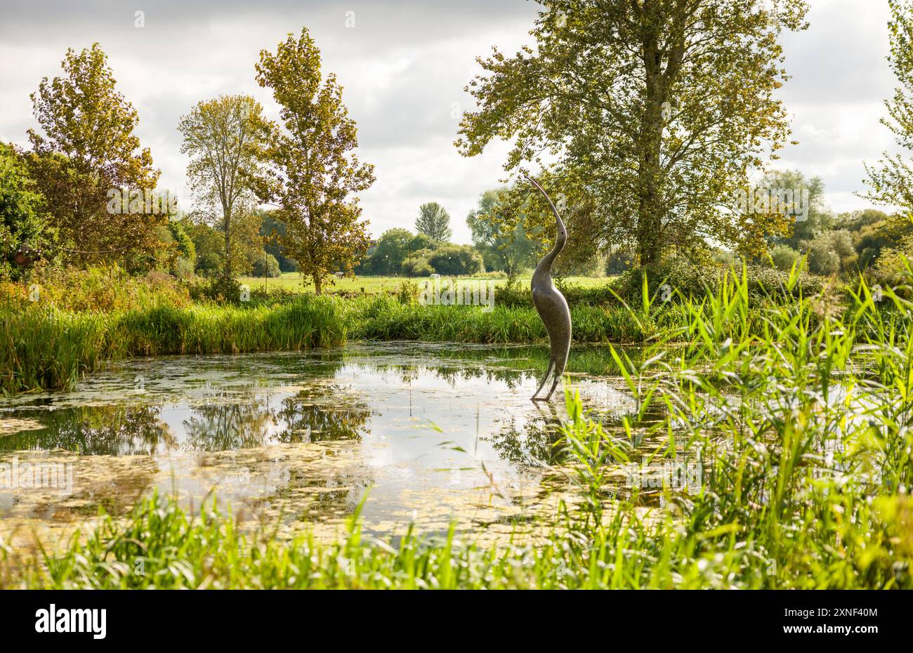 DORCHESTER, Regno Unito - 14 settembre 2023. Scultura vicino ai laghi. Giardino botanico con sculture a Dorchester, Dorset, Regno Unito Foto Stock