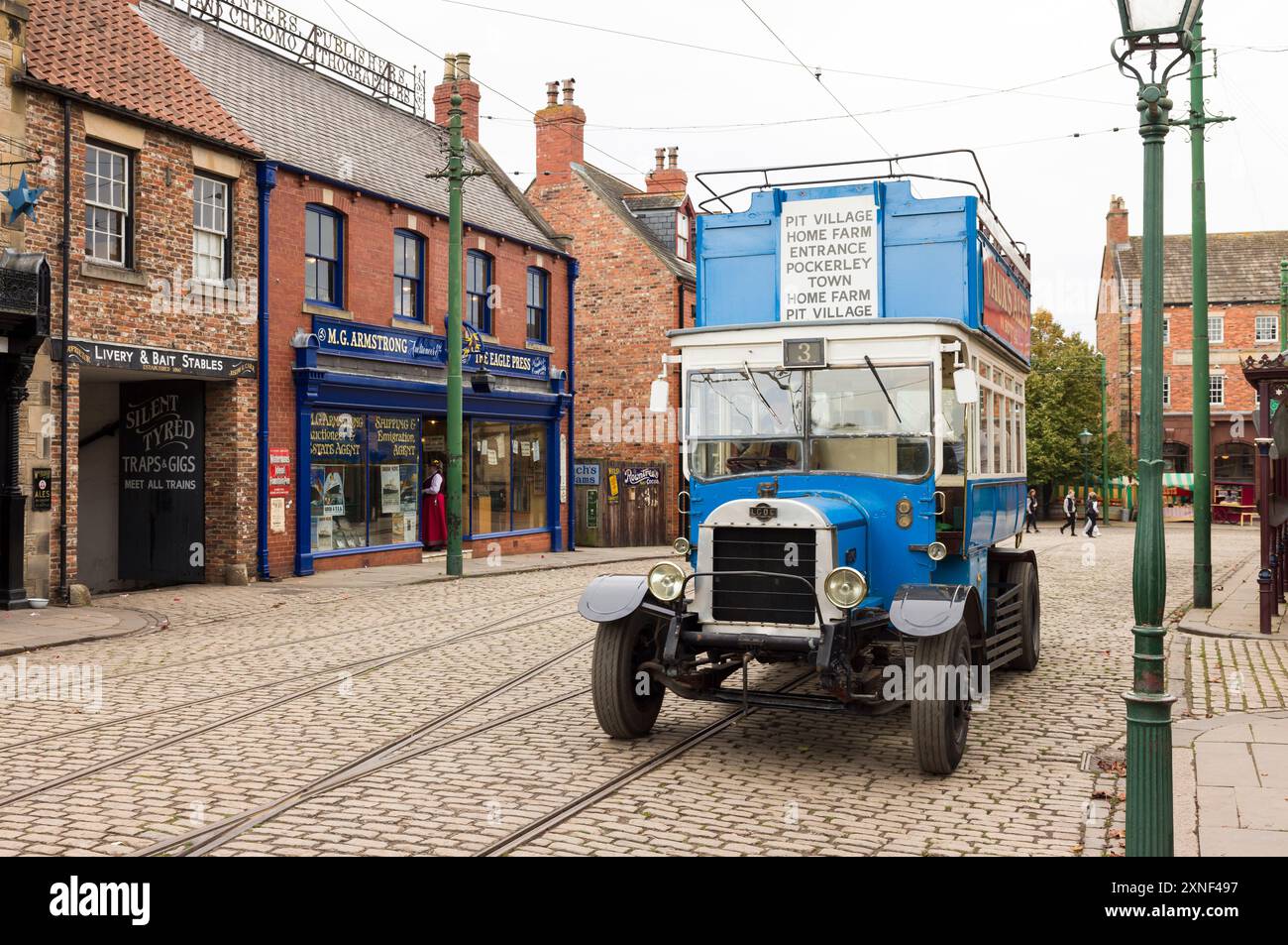CONTEA DI DURHAM, REGNO UNITO - 10 OTTOBRE 2023. Città degli anni '1900 con un vecchio autobus passeggeri, ricostruita al Beamish Living Museum, Durham, Regno Unito Foto Stock