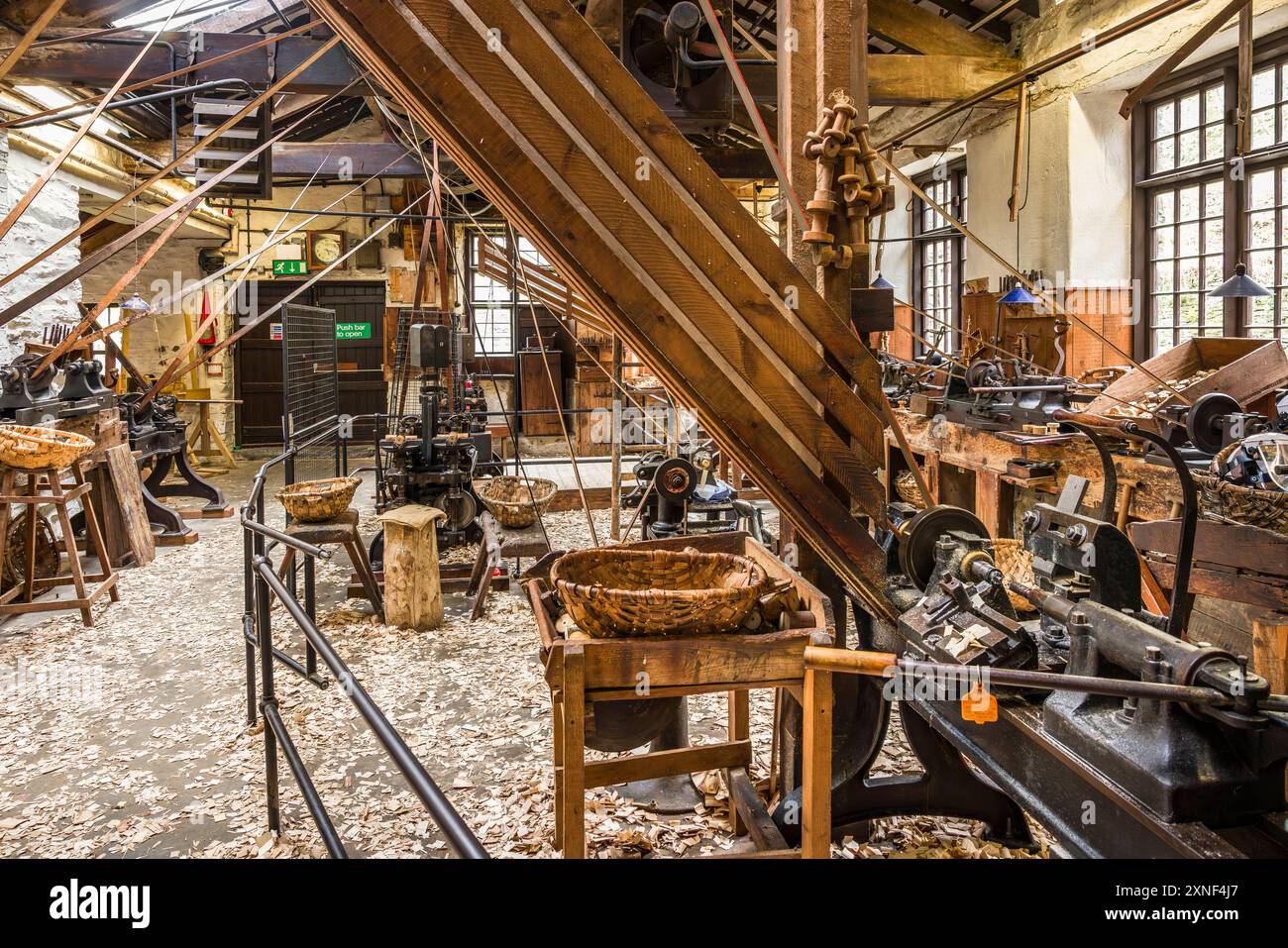 CUMBRIA, Regno Unito - 25 aprile 2024. Macchinari all'interno del museo di lavoro Stott Park Bobbin Mill nel Lake District, Regno Unito Foto Stock