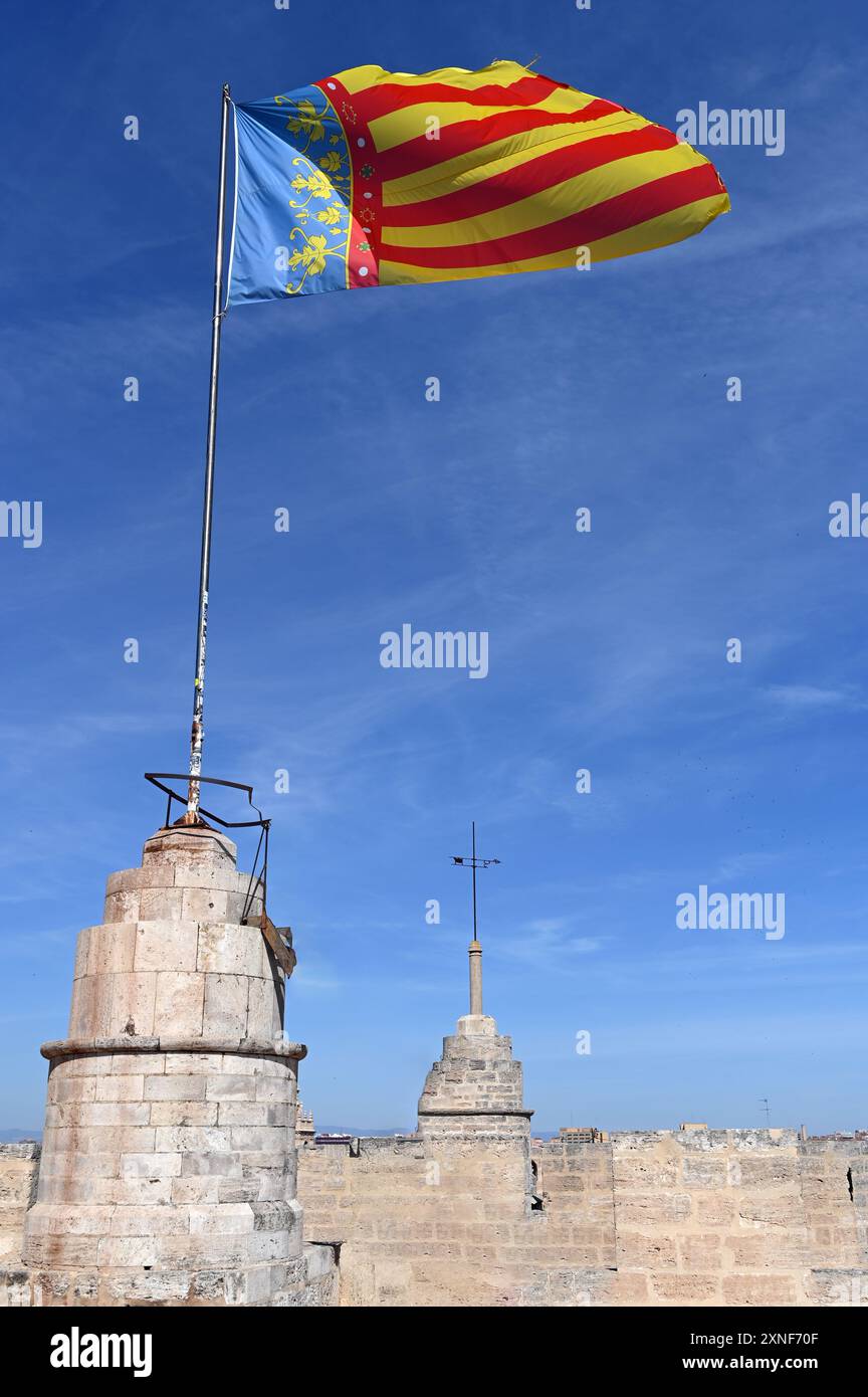 Bandiera della Comunità di Valencia in cima alle Torri Serrano a Valencia, Spagna Foto Stock