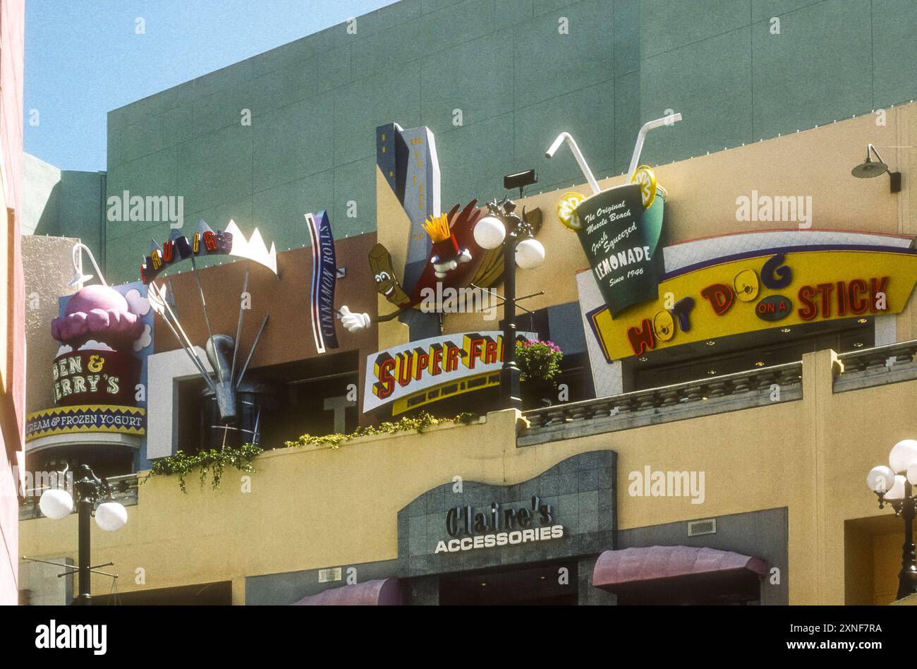 Fotografia d'archivio degli anni '1990 dei cartelli fuori dai locali di Horton Plaza, San Diego, Stati Uniti. Un centro commerciale a 5 piani aperto nel 1985, la demolizione di Horton Plaza è iniziata nel 2020. Foto Stock