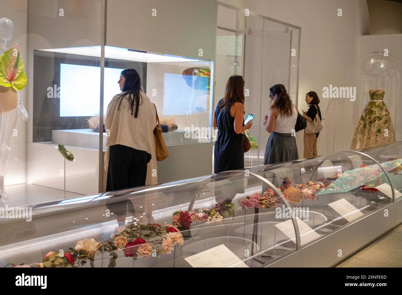 Il Metropolitan Museum of Art è un'attrazione turistica molto popolare in Museum Mile, New York City, USA 2024 Foto Stock