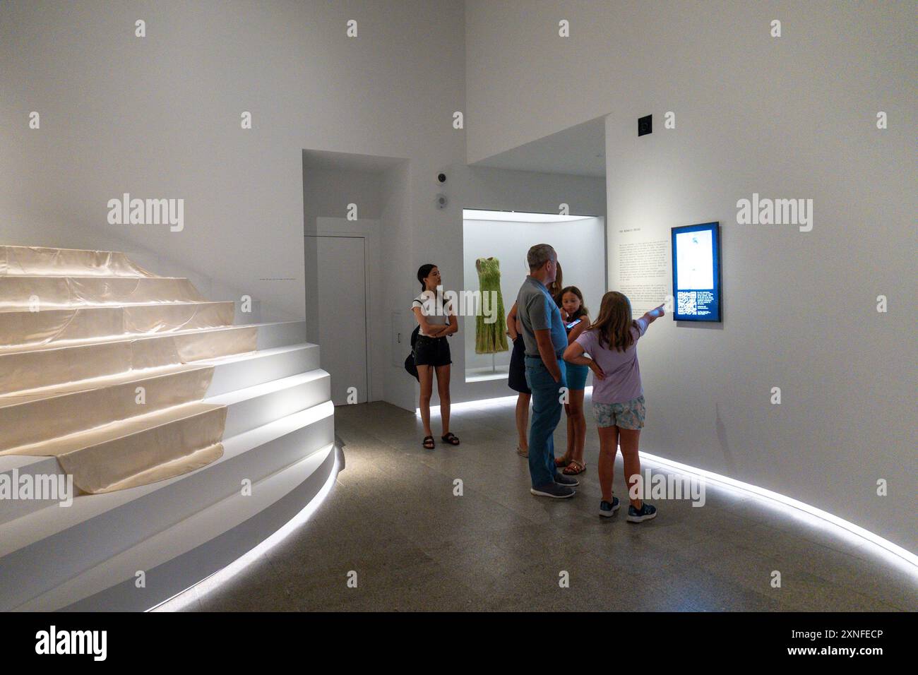 Il Metropolitan Museum of Art è un'attrazione turistica molto popolare in Museum Mile, New York City, USA 2024 Foto Stock