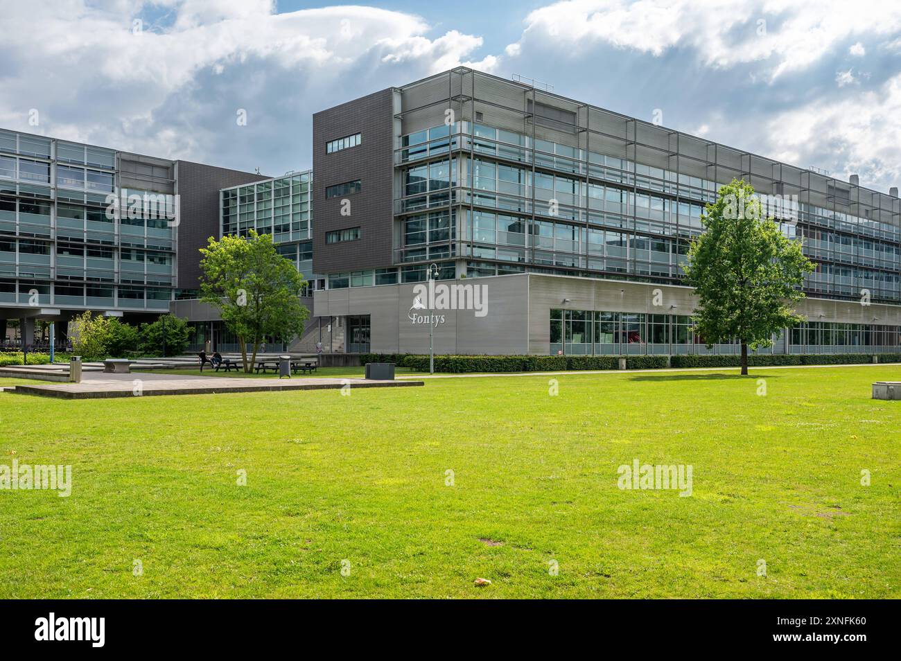 Eindhoven, Brabante settentrionale, Paesi Bassi, 10 luglio 2024 - edifici contemporanei del TUE o Technische Universiteit Eindhoven, il campus della Technical University Foto Stock