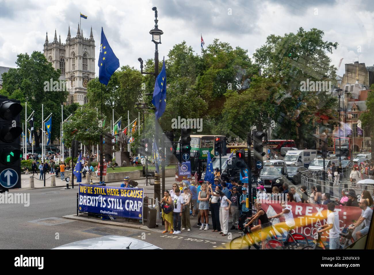 Londra, Regno Unito - 24 luglio 2024: Il cartello di protesta Brexit dice "Brexit è ancora schifo" vicino a Parliament Square fotografato attraverso una finestra dell'autobus con riflessi. Foto Stock