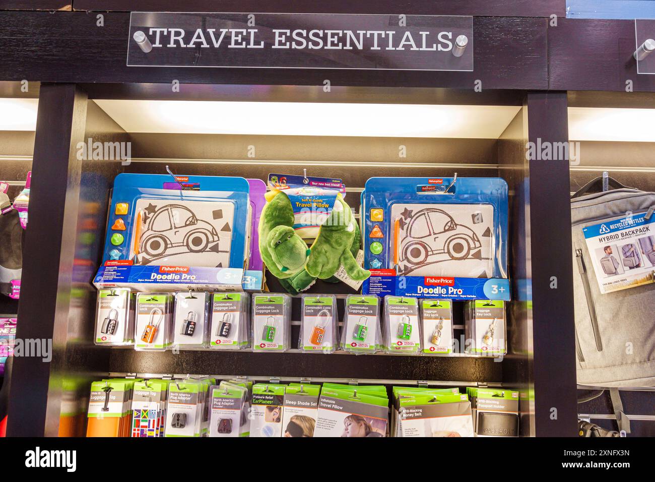 Miami, Florida, aeroporto internazionale di Miami, terminal interno interno, minimarket, articoli essenziali per il viaggio, serrature per bagagli, vetrina, vista dei visitatori Foto Stock
