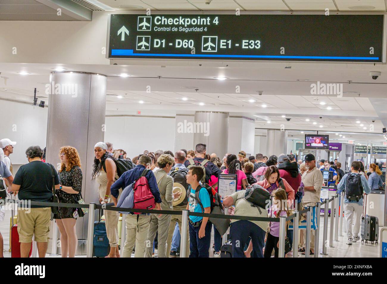 Miami Florida, Aeroporto Internazionale di Miami, terminal interno interno, uomini, donne, coppie, famiglie, bambini, controllo di sicurezza, checkpoint TSA, linea Foto Stock