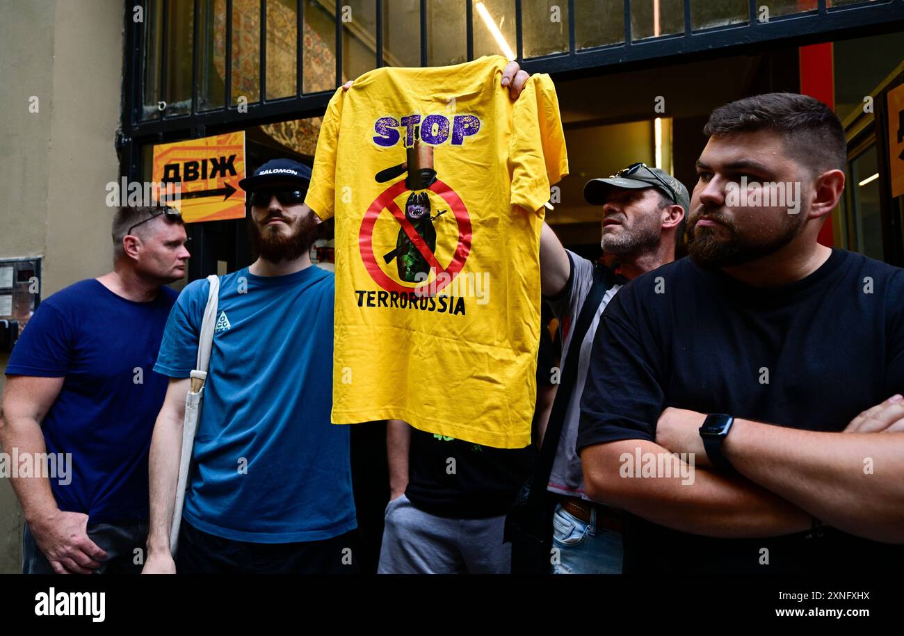 Praga, Repubblica Ceca. 31 luglio 2024. Diverse dozzine di manifestanti arrivarono per protestare contro un dibattito tra i rappresentanti della terza Brigata indipendente Ucraina e i loro compatrioti nel centro di Praga il 31 luglio 2024. Repubblica Ceca. La protesta viene supervisionata da agenti di polizia e da una squadra anti-conflitto. I membri della brigata vogliono parlare con gli ucraini che vivono all'estero dello sviluppo della guerra e del futuro dell'Ucraina. Gli oppositori del dibattito la chiamano azione nazista. Crediti: Roman Vondrous/CTK Photo/Alamy Live News Foto Stock