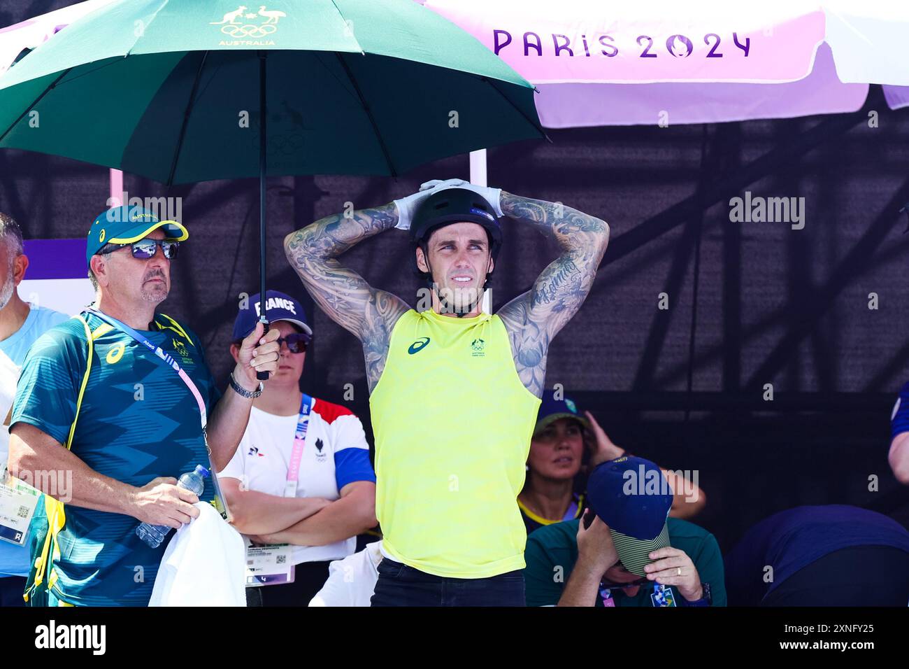Parigi, Francia, 31 luglio 2024. Logan Martin dell'Australia reagisce dopo una caduta durante le Olimpiadi di Parigi 2024 Cycling BMX Freestyle Final alla Concorde 2 il 31 luglio 2024 a Parigi, Francia. Crediti: Pete Dovgan/Speed Media/Alamy Live News Foto Stock