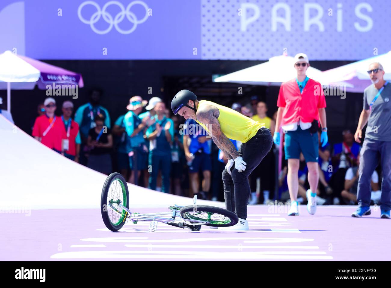 Parigi, Francia, 31 luglio 2024. Logan Martin dell'Australia reagisce dopo una caduta durante le Olimpiadi di Parigi 2024 Cycling BMX Freestyle Final alla Concorde 2 il 31 luglio 2024 a Parigi, Francia. Crediti: Pete Dovgan/Speed Media/Alamy Live News Foto Stock