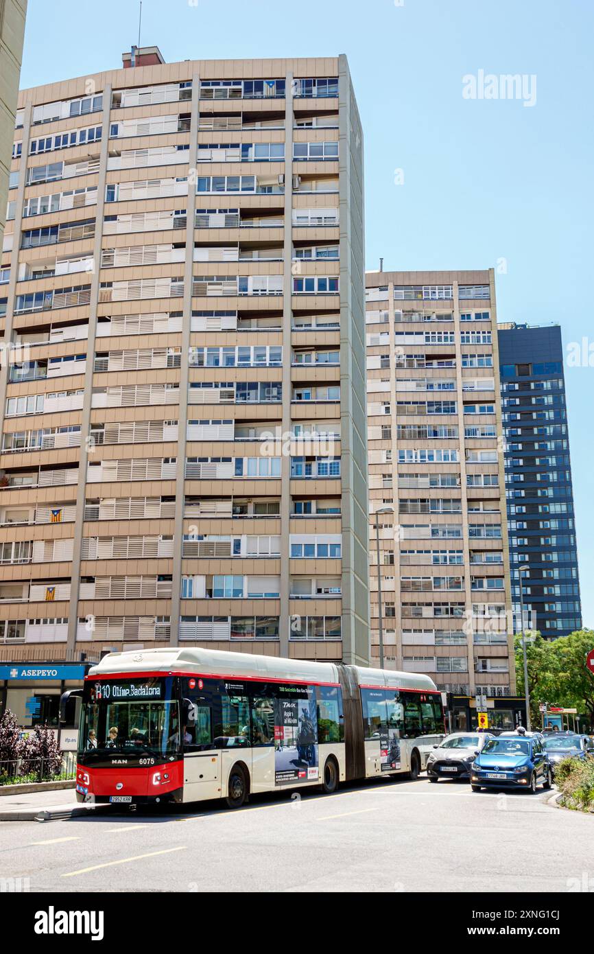 Barcellona Spagna, Catalogna Catalunya, Avenida de Roma Eixample, alti edifici residenziali, trasporti pubblici sostenibili a gas naturale TMB Foto Stock