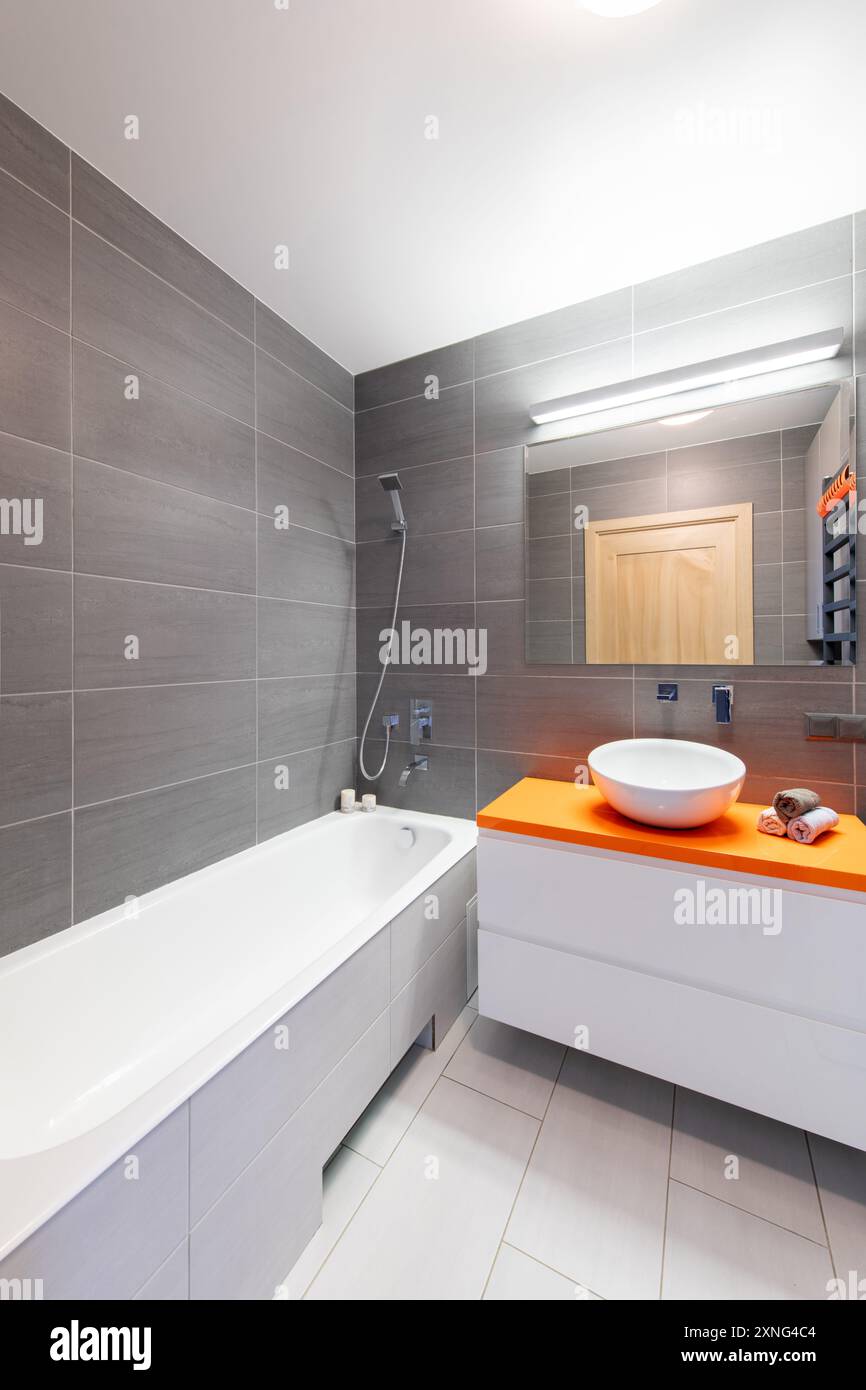 Set Bagno 4 Pezzi Moderno Arancione E Grigio - Tenda Doccia, Tappetino, Copriwater E Tappeto U - Motivo Astratto