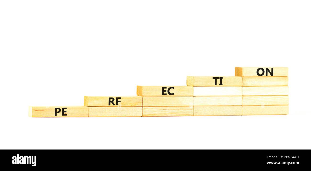 Simbolo della perfezione. Parola concettuale "perfezione" su bellissimi blocchi di legno. Splendido sfondo bianco. Concetto di perfezione aziendale. Copia spazio. Foto Stock