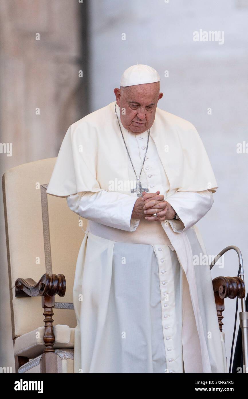 Vaticano, Vaticano. 30 luglio 2024. Papa Francesco prega con i partecipanti al XIII pellegrinaggio Internazionale dei Server degli altare. (Credit Image: © Stefano Costantino/SOPA Images via ZUMA Press Wire) SOLO USO EDITORIALE! Non per USO commerciale! Foto Stock