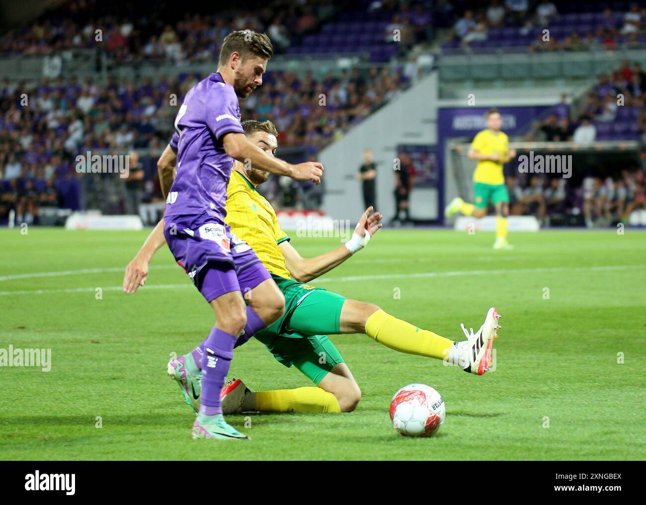 Vienna, Austria. 31 luglio 2024. VIENNA, AUSTRIA - LUGLIO 31: Andreas Gruber dell'Austria Wien e Juhani Pikkarainen dell'FC Ilves Tampere durante la partita di UEFA Conference League tra FK Austria Wien e FC Ilves alla generali Arena il 31 luglio 2024 a Vienna, Austria.240731 SEPA 29 001 - 20240731 PD24641 credito: APA-PictureDesk/Alamy Live News Foto Stock