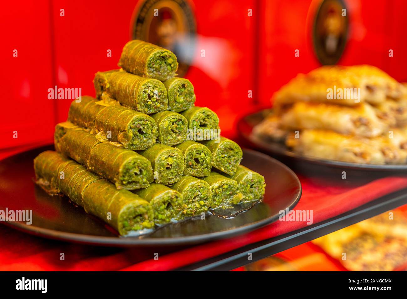 Tradizionale assortimento di dolci turchi e arabi baklava con pistacchio. Foto Stock