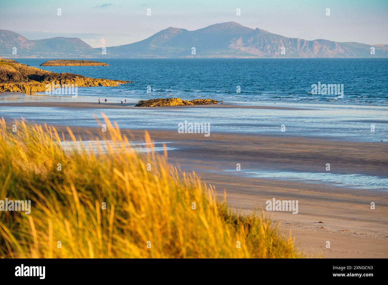 Le colline della Penisola di Lleyn / Llyn viste dalle dune di sabbia della spiaggia di Aberffraw ad Anglesey, Galles Foto Stock