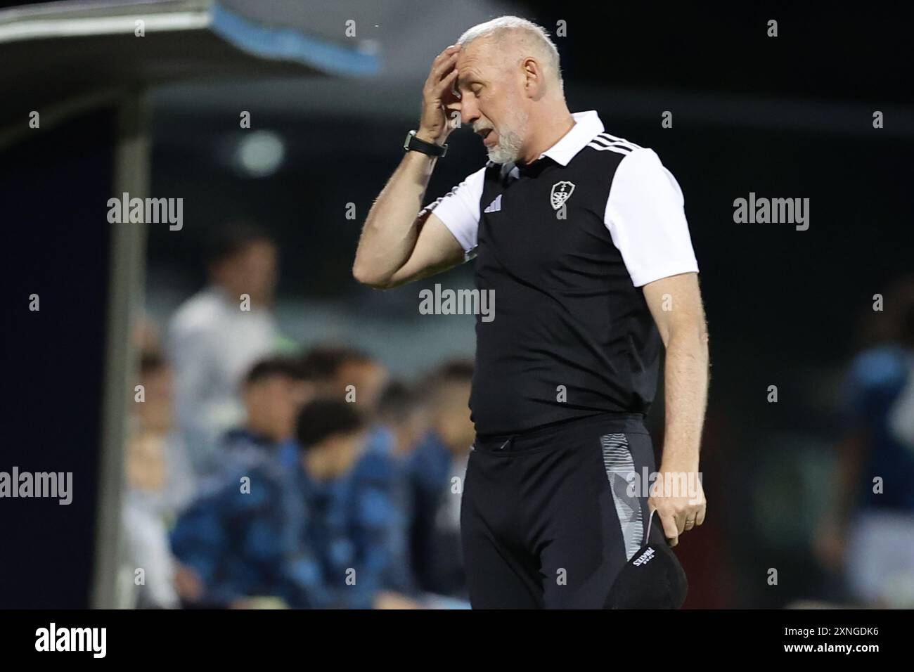 Brestâs allenatore Eric ROY durante la partita amichevole tra il Napoli e il BrestSSC Napoli nel training camp di pre-stagione 2024-25 a Castel di Sangro, Abruzzo, Italia. Foto Stock