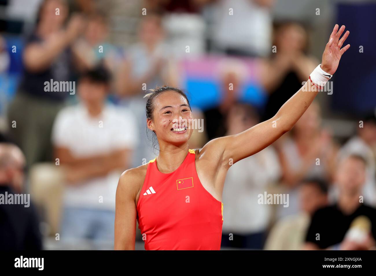 PARIGI, FRANCIA - LUGLIO 31: Qinwen Zheng del Team People's Republic of China celebra la vittoria del match point contro Angelique Kerber del Team Germany durante i quarti di finale femminile del quinto giorno dei Giochi Olimpici di Parigi 2024 al Roland Garros il 31 luglio 2024 a Parigi, Francia. © diebilderwelt / Alamy Live News Foto Stock