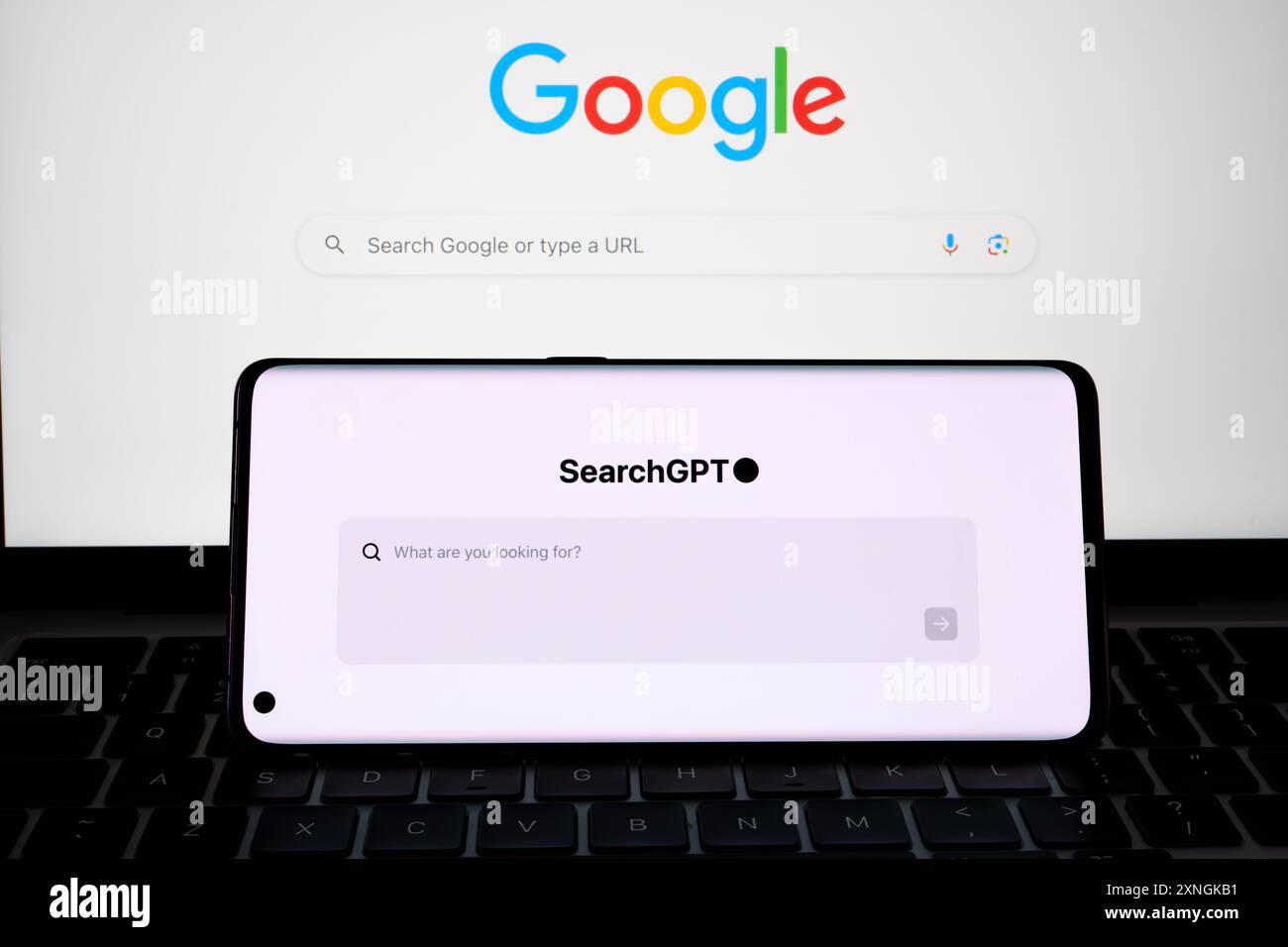 Pagina SearchGPT visualizzata sullo schermo dello smartphone e ricerca Google sullo sfondo. Concetto per la concorrenza. Stafford, Regno Unito, 31 luglio 2024 Foto Stock