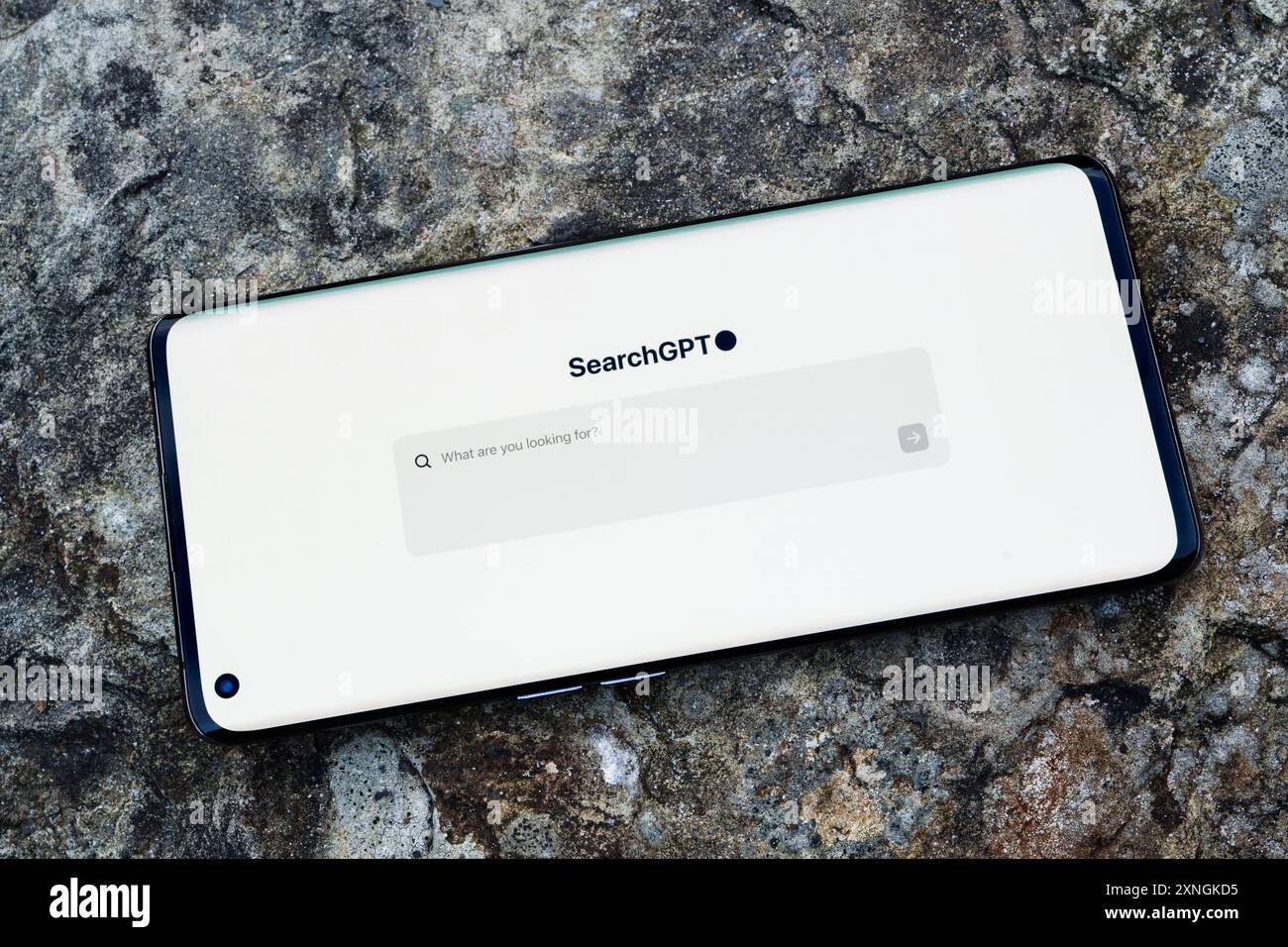 Smartphone con pagina SearchGPT posizionata sulla roccia naturale testurizzata. Stafford, Regno Unito, 31 luglio 2024 Foto Stock