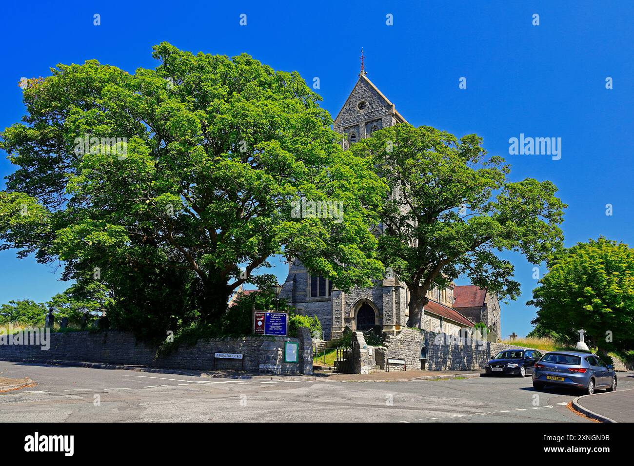 Ingresso principale e alberi, St Augustine's Church, Penarth, Galles del Sud, Regno Unito. Foto Stock