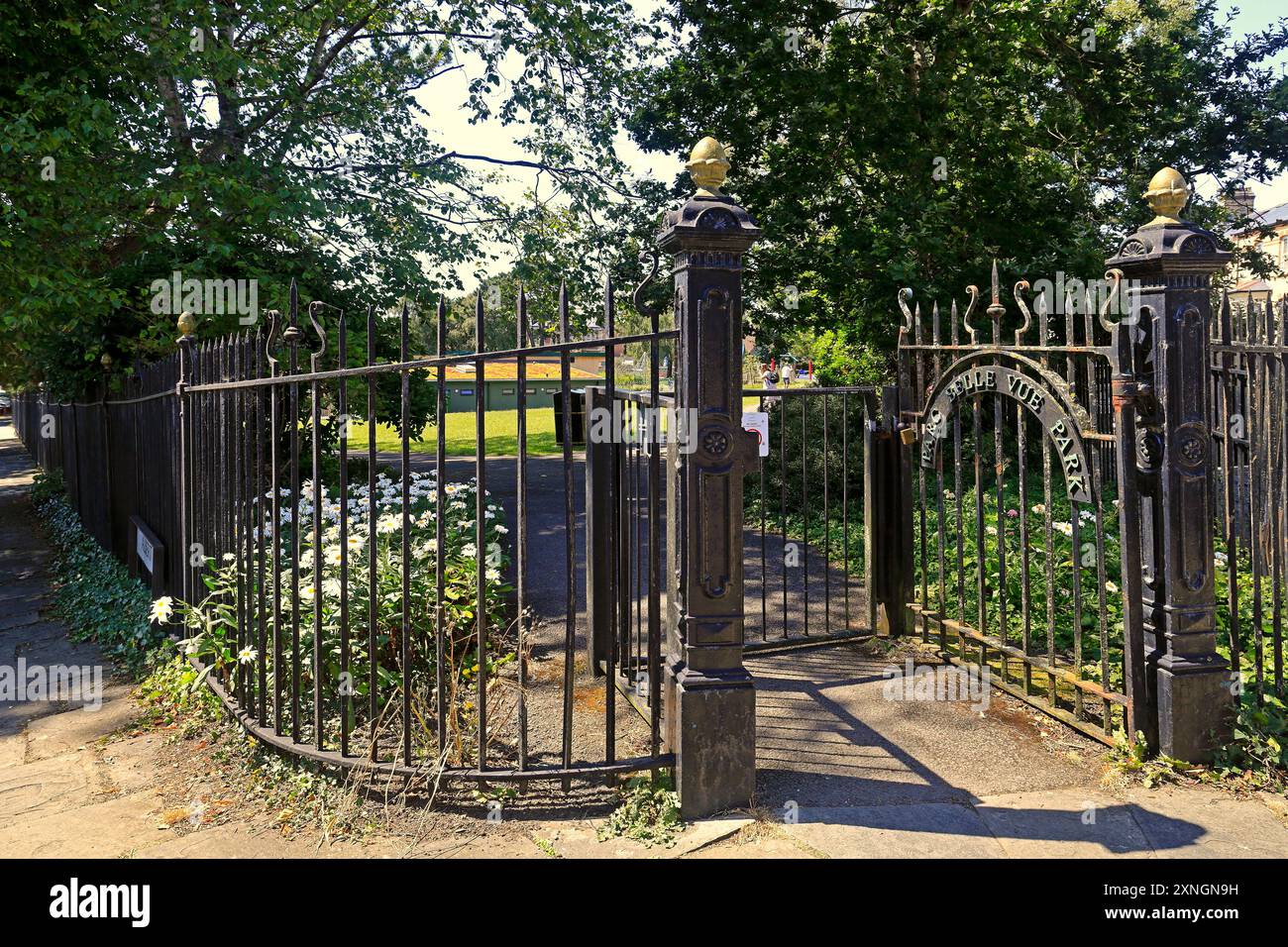 Recinzione in ferro battuto e cancello per il Belle Vue Park, Penarth Foto Stock