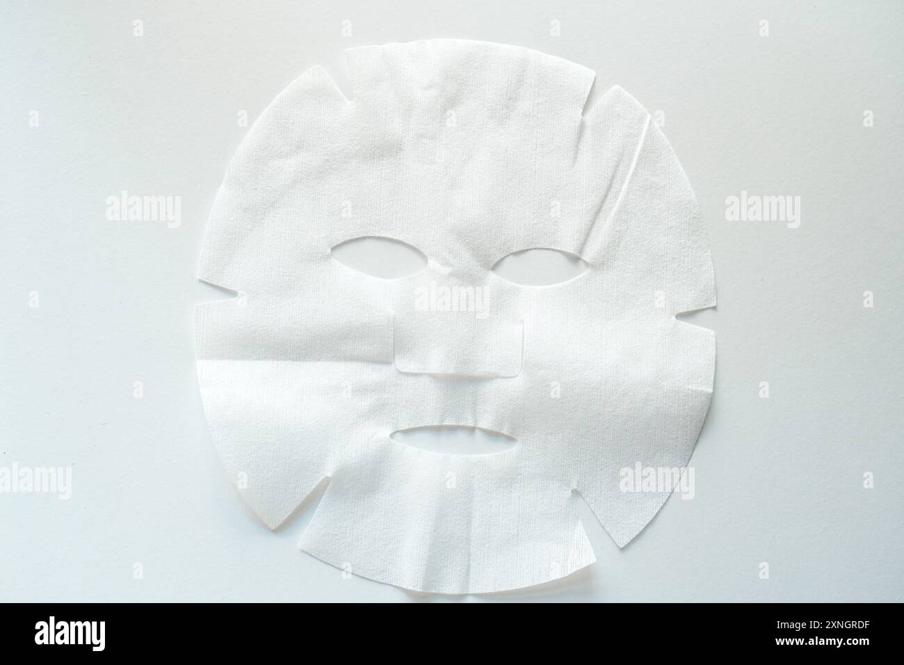 Maschera per la cura del viso e trattamenti su sfondo bianco Foto Stock