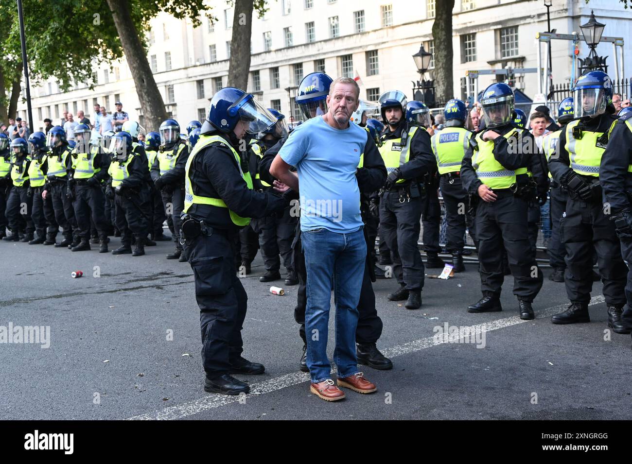 LONDRA, INGHILTERRA - LUGLIO 31 2024: La polizia ha arrestato un manifestante che si è scontrato con la polizia in seguito all'incidente di pugnalatura a Southport fuori Downing Street. I manifestanti arrabbiati non sono del tutto sbagliati. Sui crimini coltellati e i migranti violenti. Quali manifestanti stanno esprimendo la loro intenzione di colpire i bambini locali e le bande di sposi nel Regno Unito? Non è giusto proteggere i propri figli? E' un peccato che il Regno Unito sia diventato un paese che opprime tutte le comunità, rendendo impossibile la pace. Ogni comunità e individuo è giudicato dalla loro apparizione a Londra, nel Regno Unito. (Foto di SEE li/Picture Capital) Foto Stock