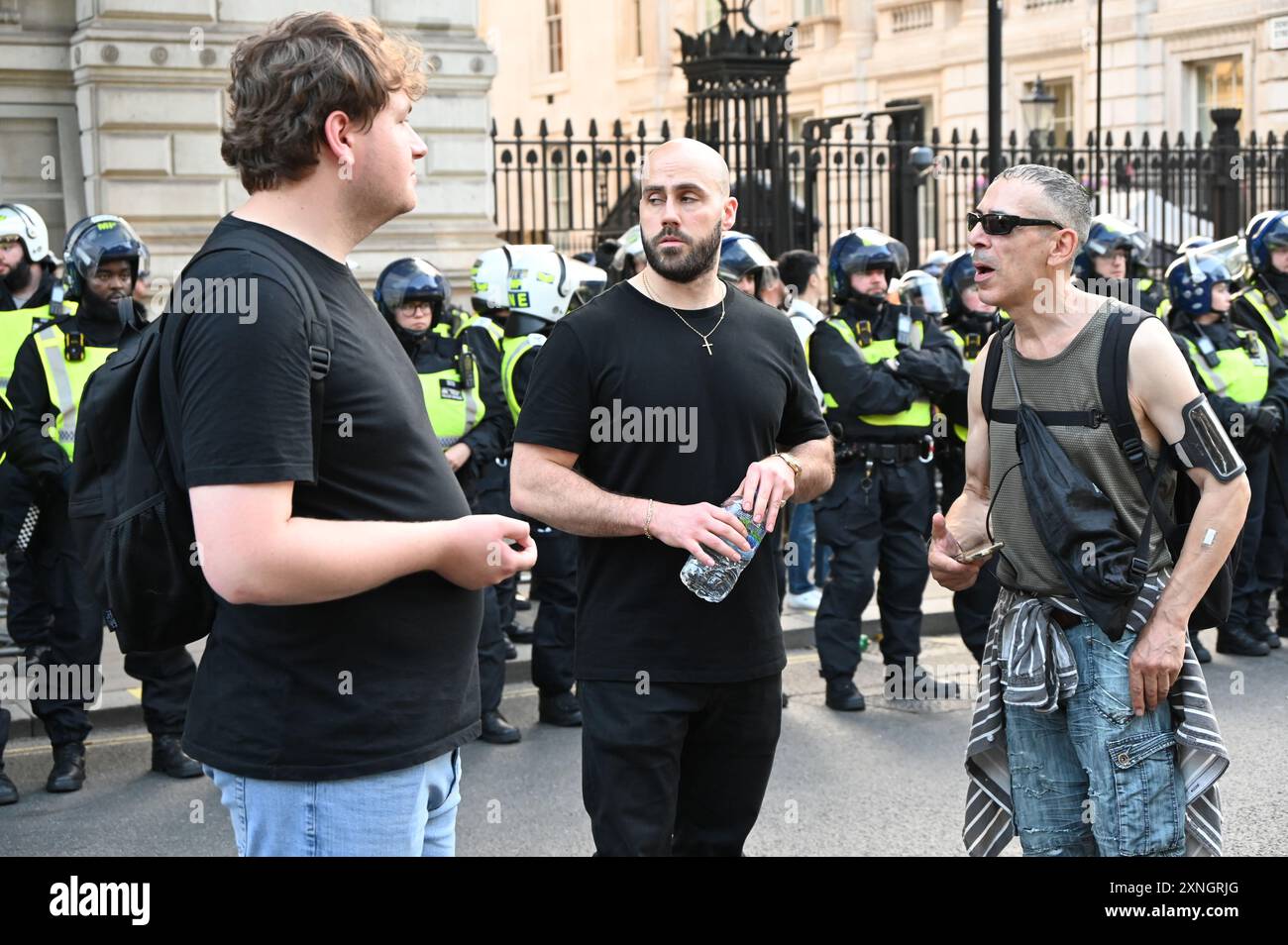 LONDRA, INGHILTERRA - LUGLIO 31 2024: Nick Tenconi del Turning Point UK partecipa alla protesta in seguito all'incidente di pugnalatura a Southport fuori Downing Street. I manifestanti arrabbiati non sono del tutto sbagliati. Sui crimini coltellati e i migranti violenti. Quali manifestanti stanno esprimendo la loro intenzione di colpire i bambini locali e le bande di sposi nel Regno Unito? Non è giusto proteggere i propri figli? E' un peccato che il Regno Unito sia diventato un paese che opprime tutte le comunità, rendendo impossibile la pace. Ogni comunità e individuo è giudicato dalla loro apparizione a Londra, nel Regno Unito. (Foto di SEE li/Picture Capital) Foto Stock