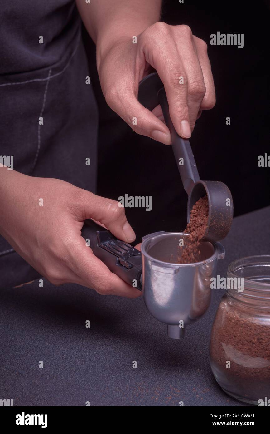 Woman Barista gestisce una macchina per preparare un caffè delizioso, primo piano di mani utilizzando la French press Foto Stock