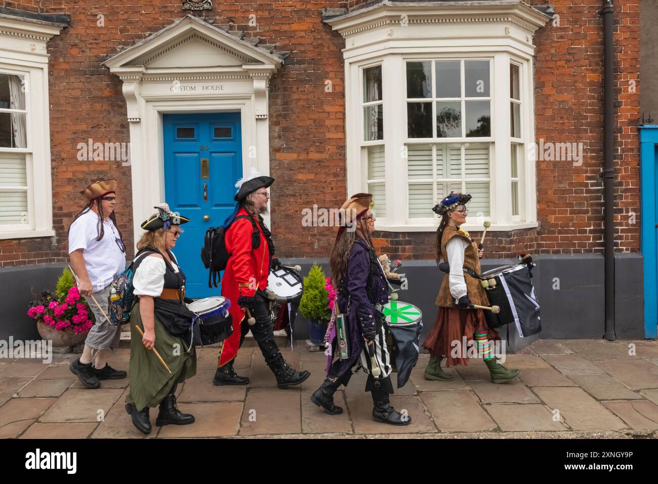 Inghilterra, Kent, Faversham, Festival annuale dei pirati, piccoli gruppi di partecipanti al Festival che camminano attraverso il centro della città Foto Stock