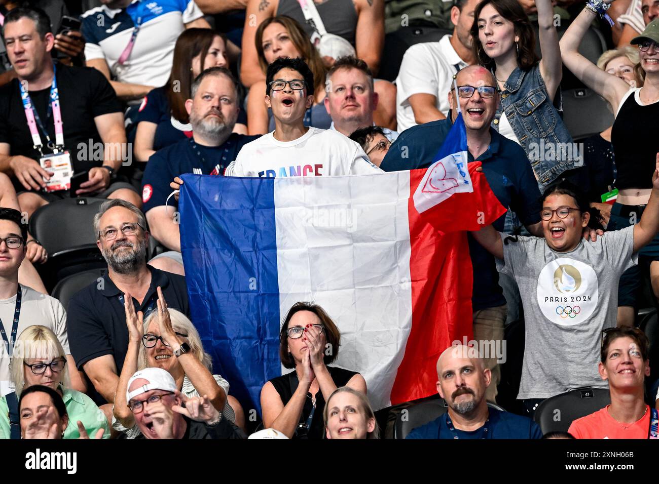 Parigi, Francia. 31 luglio 2024. Tifosi della squadra francese durante la finale di nuoto 200m Butterfly Men durante i Giochi Olimpici di Parigi 2024 alla la Defense Arena di Parigi (Francia), 31 luglio 2024. Crediti: Insidefoto di andrea staccioli/Alamy Live News Foto Stock