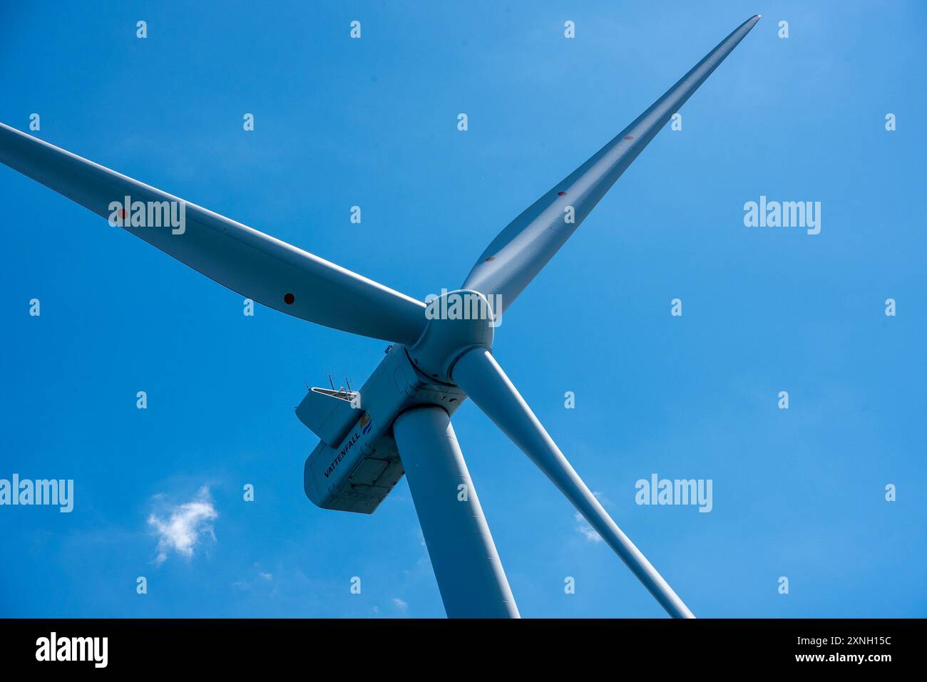 Whitstable, Regno Unito. 15 agosto 2023. Le turbine eoliche si trovano nelle acque poco profonde vicino alla costa del Kent. Il Kentish Flats Offshore Wind Farm è un parco eolico situato al largo della costa del Kent, in Inghilterra. Il parco eolico si trova sull'altopiano poco profondo e pianeggiante. Il parco eolico è composto da 30 turbine e ognuna di esse è alta 115 metri. (Foto di Krisztian Elek/SOPA Images/Sipa USA) credito: SIPA USA/Alamy Live News Foto Stock