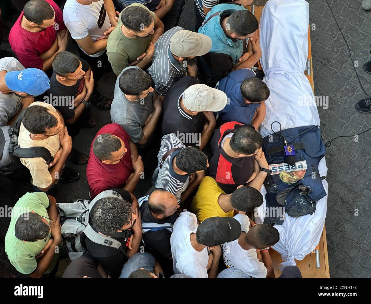 Gaza, Gaza. 31 luglio 2024. Piangere e colleghi pregano il corpo del giornalista arabo di al-Jazeera Ismail al-Ghoul, ucciso insieme al suo cameraman rami al-Refee in uno sciopero israeliano durante la copertura del campo profughi di al-Shati a Gaza, martedì 31 luglio 2024. Al Jazeera ha condannato l'uccisione di due dei suoi giornalisti, definendo le morti un "assassinio a sangue freddo” in una dichiarazione. Foto di Hossam Azzam/UPI credito: UPI/Alamy Live News Foto Stock