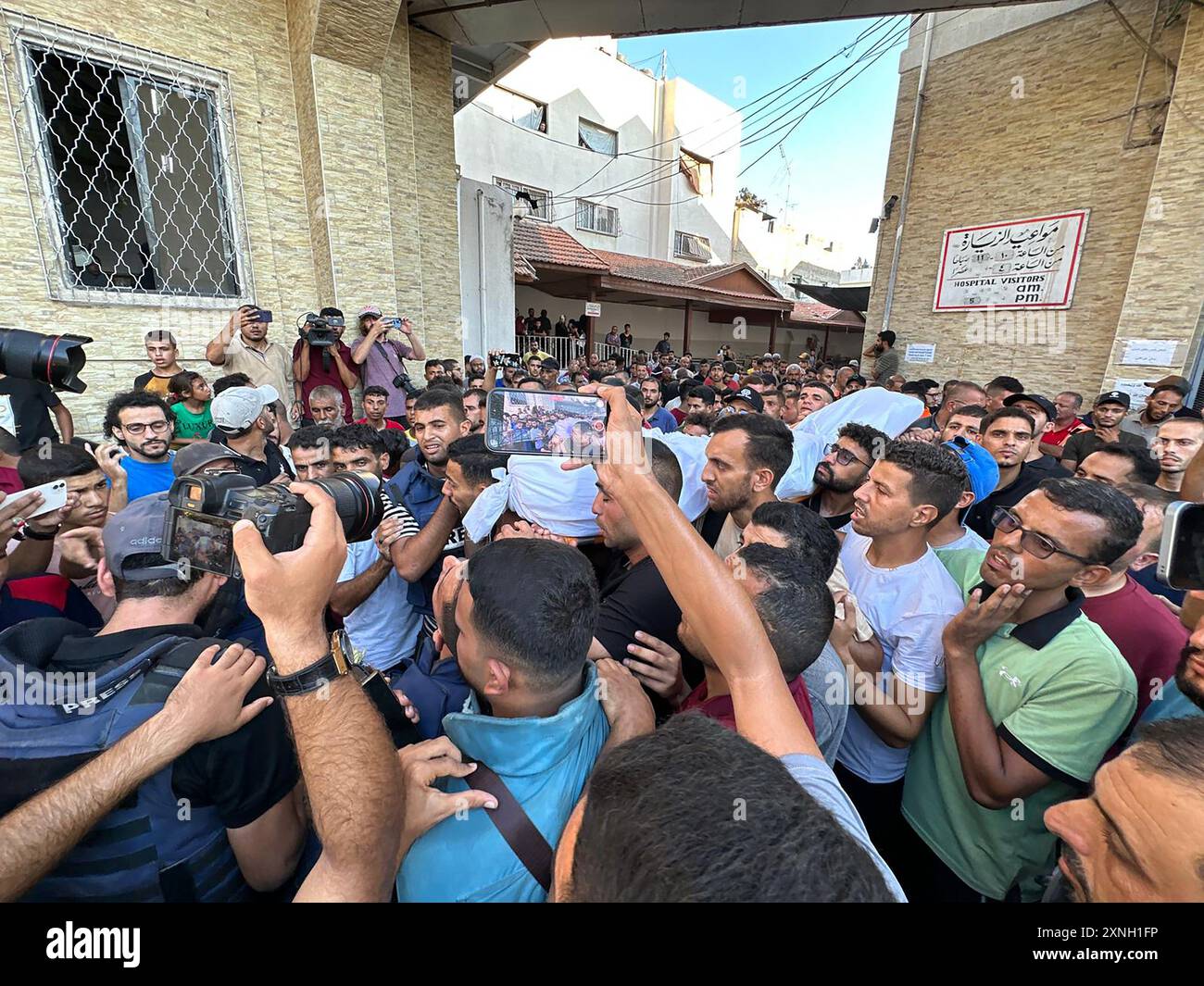 Gaza, Gaza. 31 luglio 2024. Lutto e colleghi che detengono il corpo del giornalista arabo di al-Jazeera Ismail al-Ghoul, ucciso insieme al suo cameraman rami al-Refee in uno sciopero israeliano durante la copertura del campo profughi di al-Shati a Gaza, martedì 31 luglio 2024. Al Jazeera ha condannato l'uccisione di due dei suoi giornalisti, definendo le morti un "assassinio a sangue freddo” in una dichiarazione. Foto di Hossam Azzam/UPI credito: UPI/Alamy Live News Foto Stock