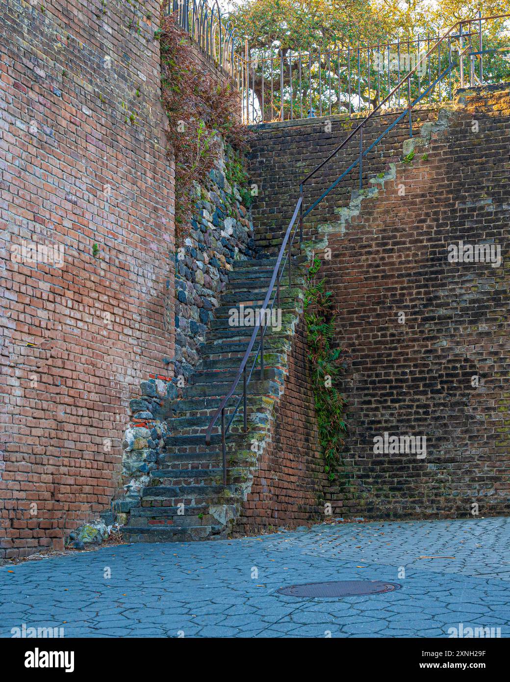 Vecchia scalinata tra la strada bassa (River St) e la strada principale (Bay St) a Savannah, Georgia Foto Stock