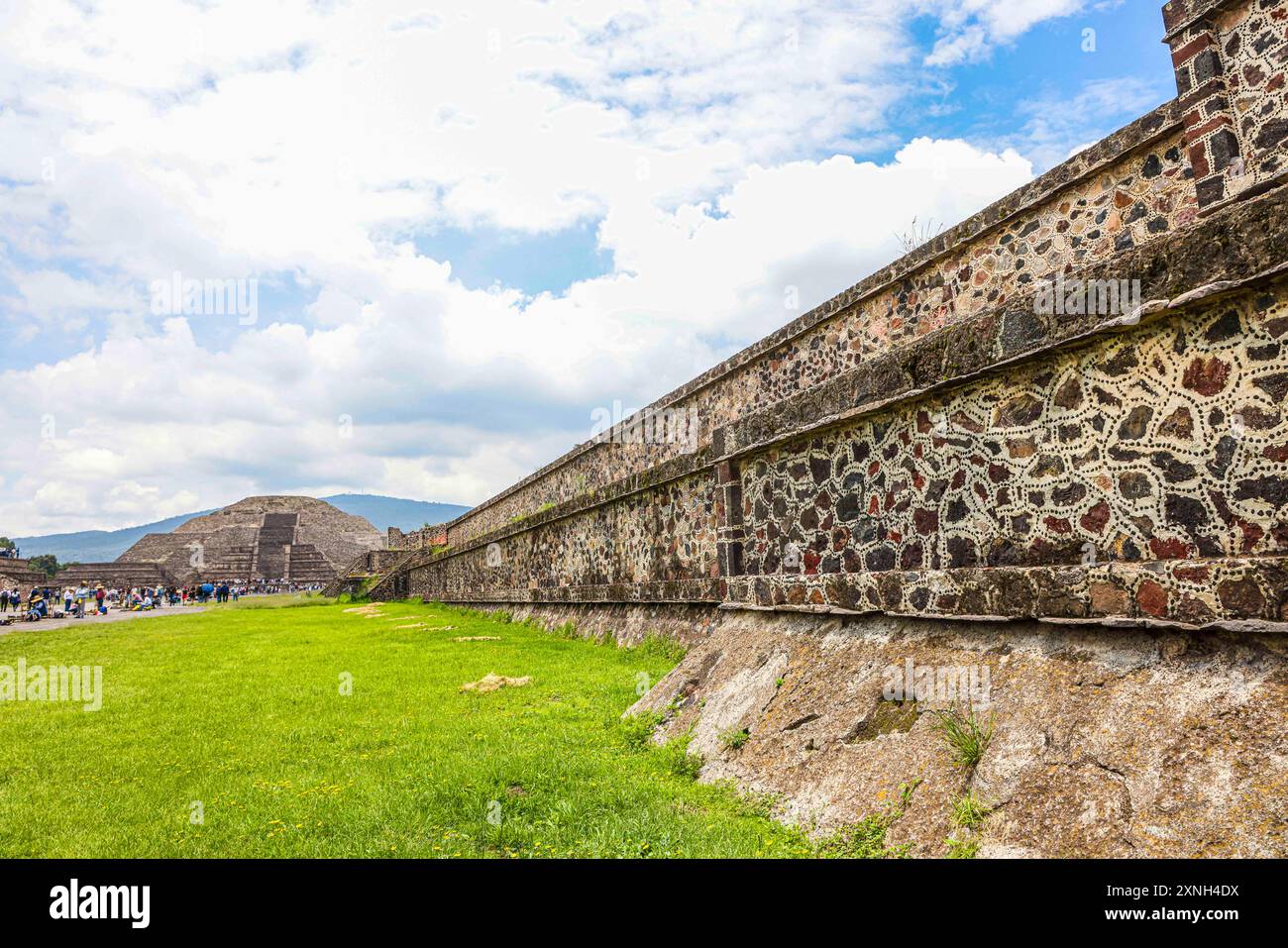 Piramide della Luna a San Martin de las Pirámides nella zona archeologica di Teotihuacán in Messico, la città con le piramidi più grandi della Mesoamerica nello stato del Messico. Intorno ad essa si trova la Piramide del Sole, il Serpente piumato o Quetzalcoatl e il Palazzo di Quetzalpapálotl. Base piramidale, archeologia, architettura. Edificio in pietra, villaggio ... (foto di Luis Gutierrez/ Norte Photo) Pirámide de la Luna en San Martín de las Pirámides en zona Arqueológica de Teotihuacán Mexico, la ciudad con las Pirámides más grandes de Mesoamérica en Estado de México. Alrededor se encuentra la Piram Foto Stock