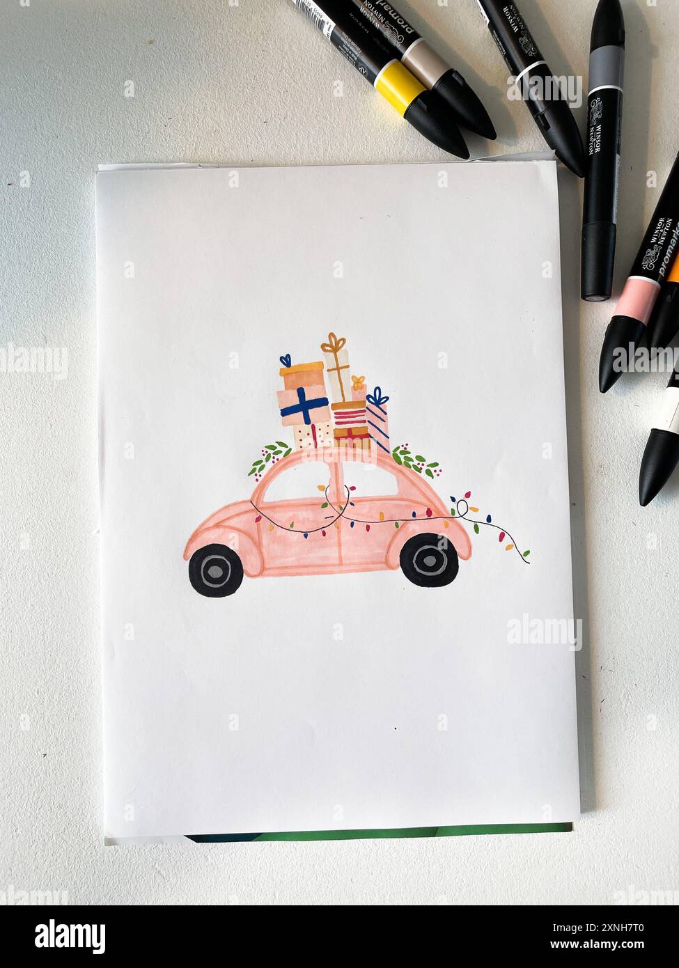 Scena artistica creativa con un disegno di un'auto circondata da fiori e pennarelli. Perfetto per l'espressione artistica, la creatività e i temi di design colorati. Foto Stock Scena artistica creativa con un disegno di un'auto circondata da fiori e pennarelli. Perfetto per l'espressione artistica, la creatività e i temi di design colorati. Foto Stock