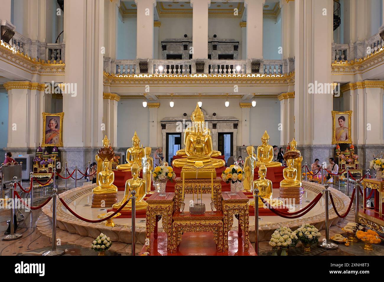 Interno di Wat Sothon Wararam Worawihan e la sua immagine principale di Buddha in posa meditativa, Phra Phutthasothon o Luang Pho Sothon, Chachoengsao Foto Stock