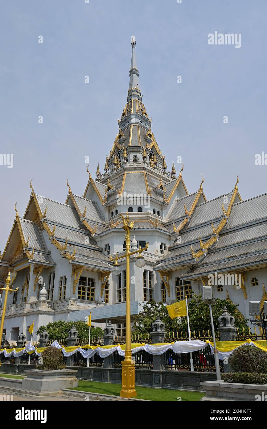 Costruito in marmo bianco-grigio italiano, il Wat Sothon Wararam Worawihan a Chachoengsao è alto 84 metri, rendendolo uno dei più grandi templi della Thailandia Foto Stock