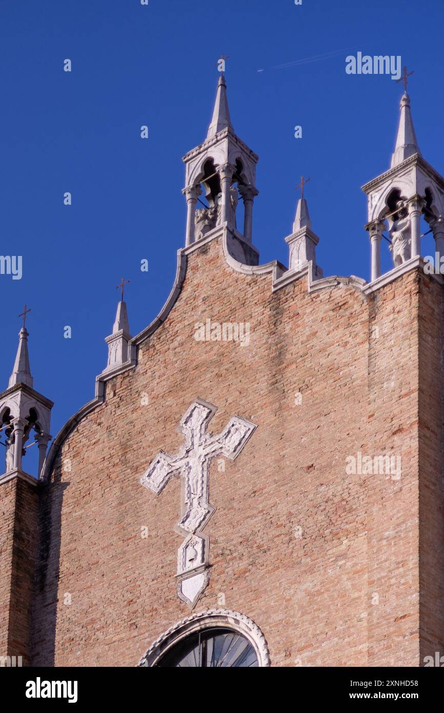 Chiesa di design gotico con campanili a Venezia, Italia Foto Stock