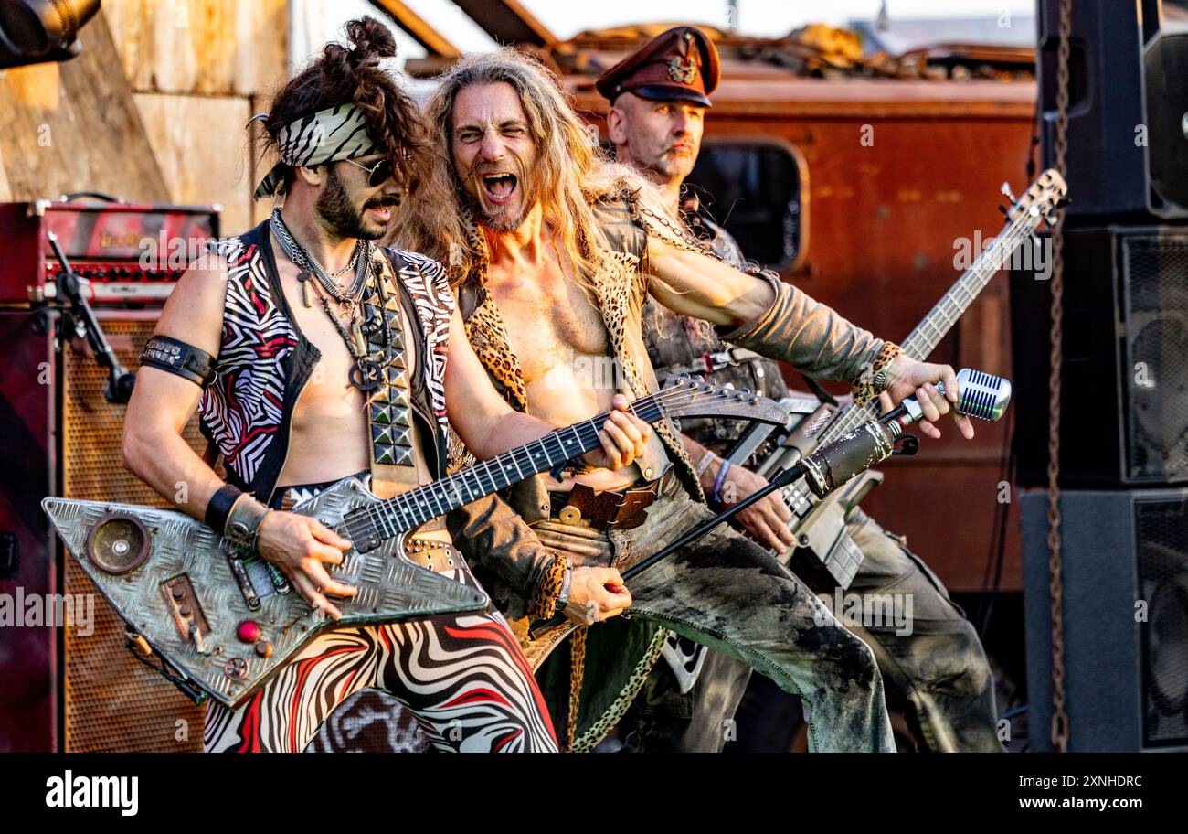 Wacken, Germania. 31 luglio 2024. Il generale Midi (l-r), il generale Pause e il sergente Pepper della band di Hannover "MegaBosch" sono sul palco al Wacken Open Air. Il WOA è considerato il più grande festival heavy metal del mondo. Credito: Axel Heimken/dpa/Alamy Live News Foto Stock