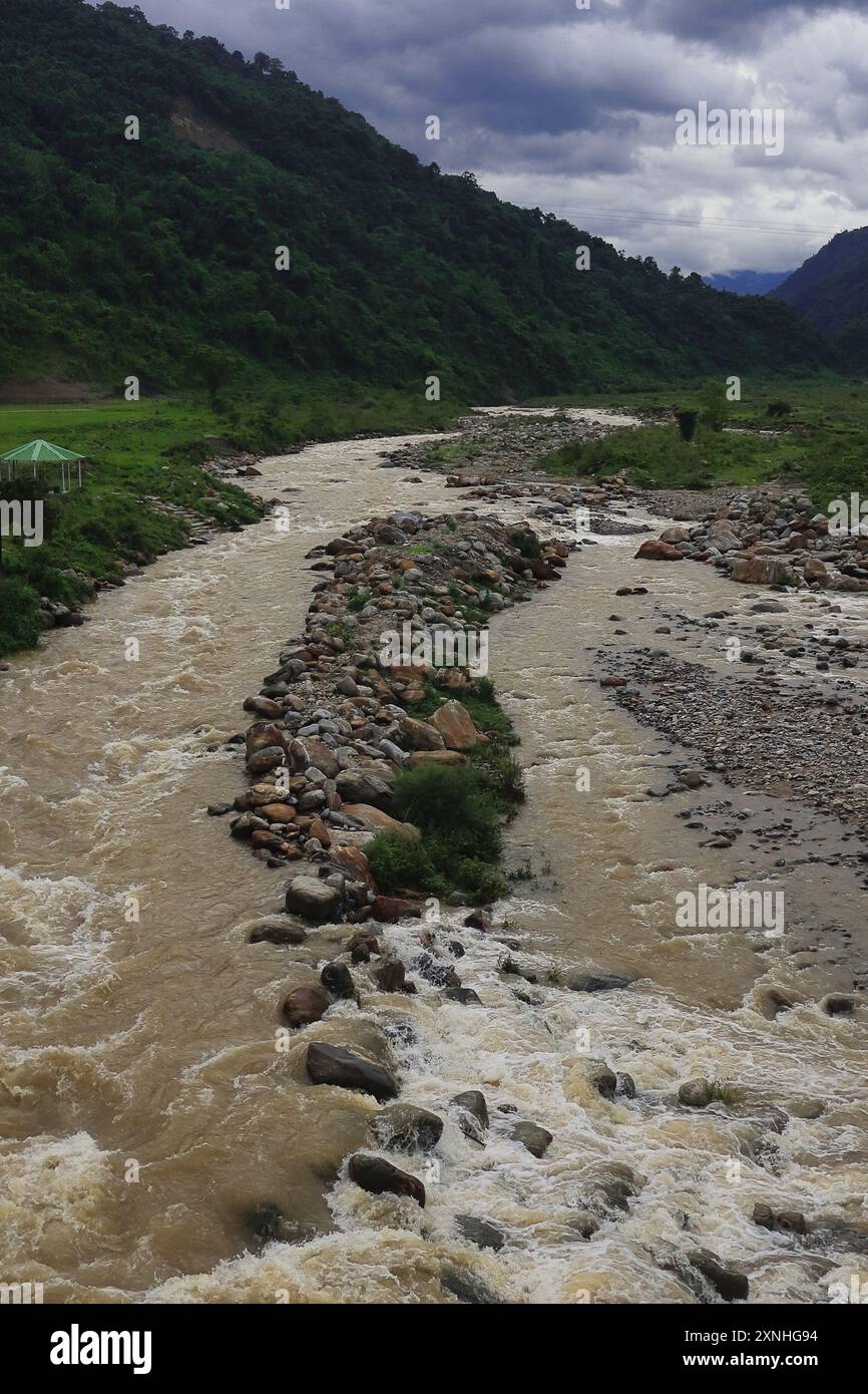 balason del fiume di montagna, che scorre attraverso la lussureggiante valle verde della regione di terai, sulle colline pedemontane dell'himalaya, vicino a dudhia, distretto di darjeeling in india Foto Stock