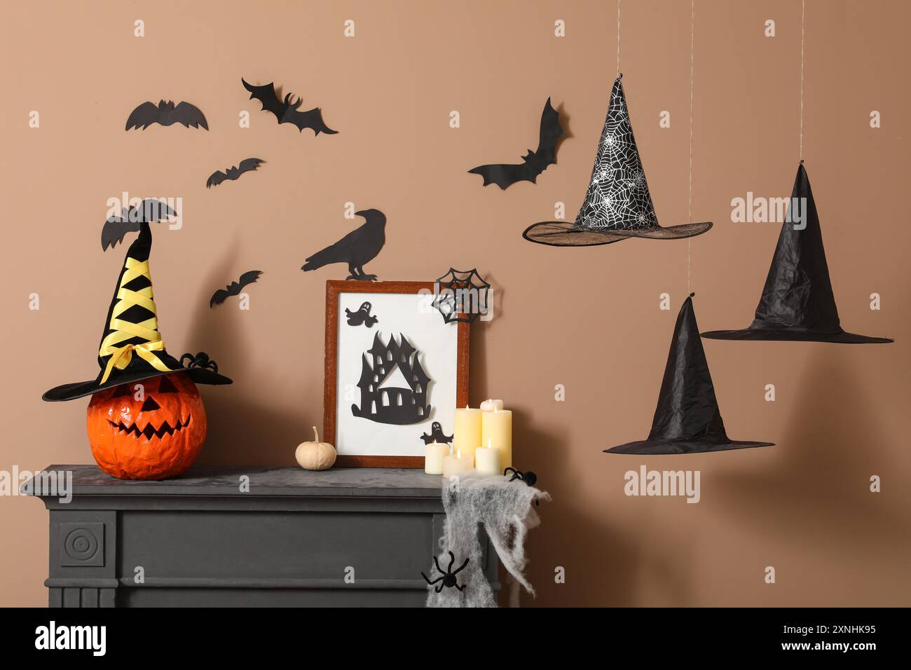 Cappelli da strega appesi in camera decorata per Halloween Foto Stock