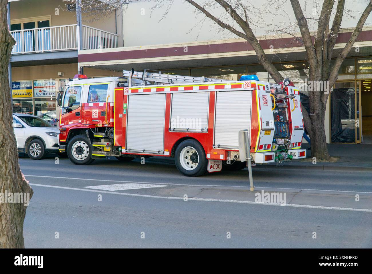 Kyabram, Victoria, Australia, 1 agosto 2024; i volontari CFA e i vigili del fuoco assistono ad un allarme antincendio in un negozio vuoto in Allan Street Kyabram. I camion dei vigili del fuoco hanno bloccato parzialmente Alan Street mentre i volontari della CFA hanno perquisito i locali alla ricerca di segni di incendio. Credito P.j.Hickox/Alamy Live News. Foto Stock