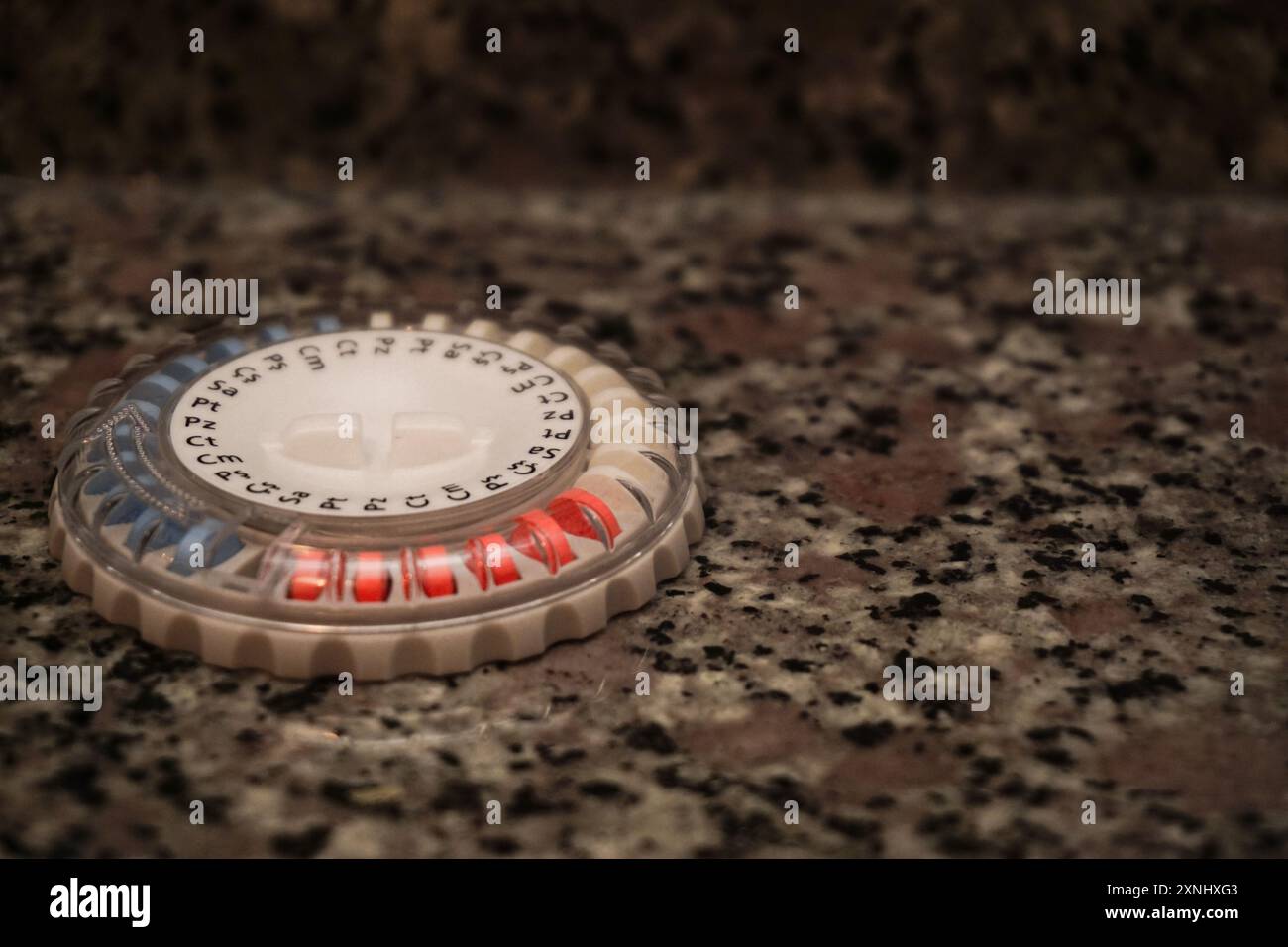 Pillole per il trattamento dell'ormone sintetico per le donne vista ravvicinata Foto Stock