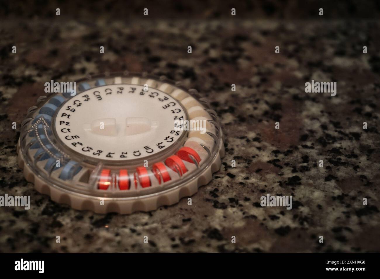 Pillole per il trattamento dell'ormone sintetico per le donne vista ravvicinata Foto Stock