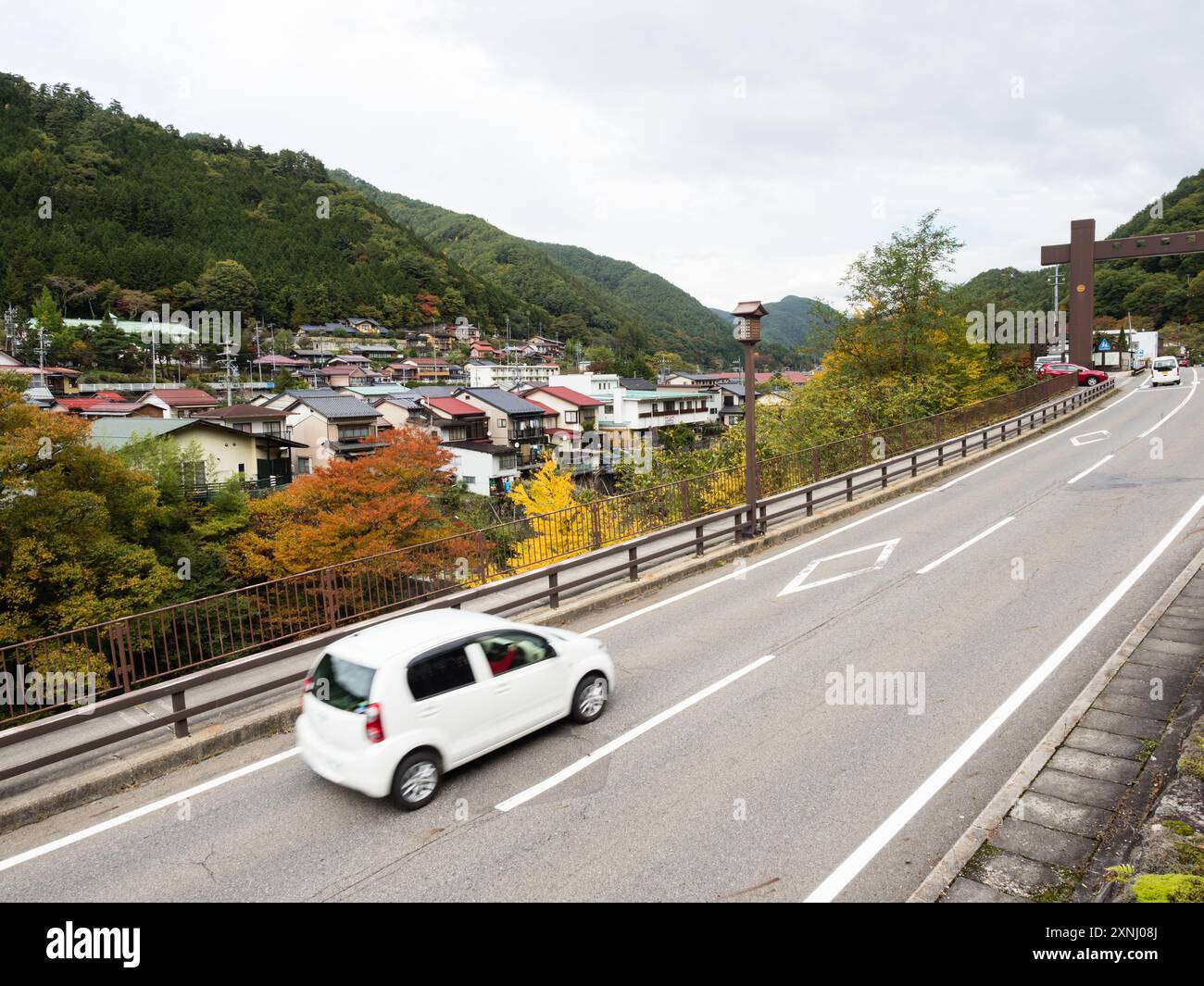 Kiso, prefettura di Nagano, Giappone - 23 ottobre 2017: Percorso nazionale 19 che attraversa Kiso-Fukushima, una cittadina storica nella valle di Kiso lungo l'Ol Foto Stock